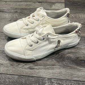 White Canvas sneakers with cushioned insole